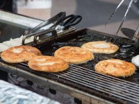 ホットク 価格：１個 2,000ウォン 韓国の定番屋台グルメ「ホットク」。釜山名物のひまわりの種が入った「シアホットック」... 