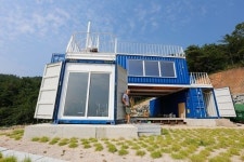 shipping container housing 거제 바닷가의 아름다운 ♥ 2층 컨테이너 별장주택... 바닷가 염분과 바람에 강한 철골 컨테이너를 그대로... 
