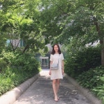 벌써 파릇파릇한 배경이 참 예쁘다☺   광주  아시아문화전당  ACC  문화창조원 앞  파릇파릇🌱  전시회 보러가기 | Graduation dress