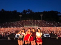 Pin page BLACKPINK 2018 #blackpink #lisa #jennie #rosè #jisoo | 블랙핑크, 축제, 리사