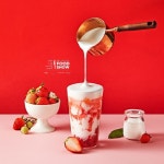 솔트플레이트_SALT PLATE | 컴포즈커피 스노우베리라떼 | 마스카포네, 딸기, 라떼