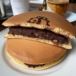 Rami on Instagram: “올해 최대 실패작ㅋㅋㅋ 정갈한 도리야끼를 생각하고 만들었으나 내 앞에 있는 팬케이크 팥버거 뭐지…😳 공들인... 