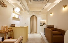 화이트&우드톤 따뜻한 분위기의 10평 작은 미용실 인테리어 (동두천 생연동)