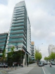 건물은 이렇게 생겼습니다.(신사역 8번출구 방향에서 오다보면 보이는 형태)