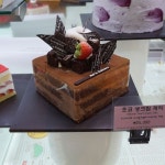 Pin page 초코시트에 달달한 초코생크림이 어우러진 케익 @롯데백화점 Ans Bakery | Desserts, Food, Cake