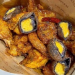 옥이 먹스타그램 on Instagram: “#치킨 #푸라닭 . • 더차이나 💸 17,900 • 블랙치즈볼 💸 4,900 . 사천식 소스라 매울까... 