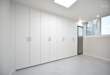 [광명 현진 에버빌 32평] 쓸모없는 화단의 변신! 나만의 작은 공간- 방안 창틀 벤치 인테리어_아이 방, 드레스룸 인테리어 by 빈스디자인... 