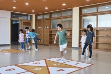 [4] 서울 면동초등학교 교실: 방치된 복도에 미로와 미끄럼틀을!(이미지 포함) | 교실, 21세기, 리모델링