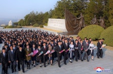 전국농촌청년작업반, 청년분조열성자회의 참가자들 만경대 방문, 평양시내 여러곳 참관 | 방 문