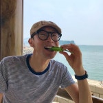 멀리 경남 사천까지 강의하러 왔어. 일단 주린 배부터 채워야겠죠. 바다가 시원스럽게 펼쳐진 한적한 어촌마을 정자에 자리를... 