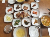 Instagram의 봄코치 이재경님: “나주에 갔으니까 굴비정식 삐삐식당!ㅋ 나주호의 풍광이 운치 있게 널린 교육원에서 짧고 굵게 강의하고... 