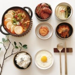 오늘 저녁은 차돌박이 넣어 매콤하게 #고추장찌개 끓이고 맛있는 김장 김치 #웅이네김치 에 수육 싸먹었어요☺️ 맛있는... 