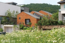 판교 택지지구 내 85㎡ 국민주택의 시작 > HOUSE | 전원주택이 있는 월간 전원속의 내집 - 2020 | 벽돌 집, 석조 주택, 건축