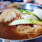 #용호부대밀면 #밀면전문점 #용호동맛집  줄서서 들어온 부산 밀면 맛집! 줄서서 기다린보람이 있는 맛집이었다.. 크흐.. 만두도 핵 존맛탱... 