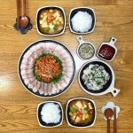 오늘은 삼겹살 사다가 #수육 🐷 삶고 아침부터 돼지런하게 마트가서 사온 굴 꺼내서 #굴보쌈 해먹었다♥️ 보쌈 무김치랑 사진엔 없는... 