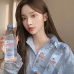 이번 한정판 에비앙 병 에펠탑, 개선문, 노트르담 대성당 다 예뻐 🙂 이번 한정판 에비앙 세 개중 어떤 병이든 함께한 사진을... 