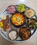 오늘 밥상은 쪼까 환하지유 호호호호 . . 🥕해물짬뽕순두부 🥕등심굽구 🥕햄… | Aesthetic food, Food inspiration, Real food recipes