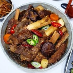 Pin page 정성원 소갈비: AAA 등급의 엄선된 고기로 만든 공룡 소갈비 찜