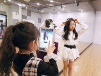 나하은 (Na Haeun) on Instagram: “딸램  언니사진찍어주는땡 언니촬영할땐동영상도찍고 땡이감독님~~~♡ 어우... 