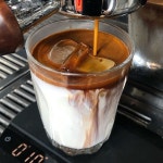 Arris Coffee Stand on Instagram: “애리스커피스탠드의 플랫화이트는 초콜레티, 견과류의 고소함의 깊은 풍미를 느낄수있는 커피입니ᄃ... 