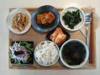 2011년 11월 18일 금요일 그때그때밥상 입니다. 씹는 맛이 좋은 버섯볶음... 시원한 북어미역국에 건강한 현미밥입니다. | 두부조림, 건강한, 샐러드
