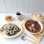 김여사밥상 / 집밥 /한식 on Instagram: 🏡🍚 🍙🐙아점 공기마저 추운날 딸이 온다는 말에 엄마는 또 바빠진다 집김밥 먹고 싶데서 아침부터... 