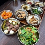 사이에 인정받아 줄 세우는 식당이니 말 다했습니다 직접 만드는 맛깔난 반찬과 각종 장아찌 함께하기 좋은 언양식 한우구이와 상주식 고추장... 