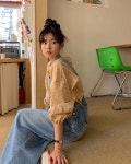 프롬비기닝 on Instagram: “흔하지 않은 데님 오버롤 원피스 + 귀여운 플라워패턴 퍼프블라우스 = 🌼💙🌼💙 #프롬비기닝... 