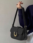 Bolso sillín negro con solapa de moda con diseño metal PU Alforje preto aba fashionable decoração metálica pu - 2024 | 가죽... 