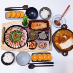 돌린 통삼겹구이 묵은지에 싸먹고, 온가족 좋아하는 청국장 찐~하게 끓였답니다 후식은 깔끔하게 귤로 마무리🍊 🌿#귤…” | 식품 아이디어