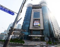 우직함과 함께하는 팜24: 젊음과 맛집의 거리 천호동 현대백화점을 방문! | 거리