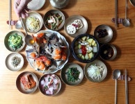 서울 종로구 소격동의 간장게장 및 한정식 전문식당 ‘큰기와집’이 7일 서울 신라호텔에서 공개된 ‘미쉐린 가이… | 한국 길거리음식, 음식... 