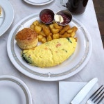 하는데 분위기나 인테리어가 오래됐는데도 너무 좋아서 꾸준히 찾게 되는 곳들😌 아주 투박~한 비쥬얼의 브런치라 더 좋구😙 오믈…