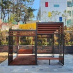 Pin page 흔들 벤치가 있는 퍼걸러, 소림학교 휴게공간... 하드우드, 폴리카보네이트 #이지데코 #조경회사… in 2024