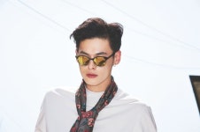 옷은 간결하게 입고, 선글라스 혹은 안경으로 얼굴에 포인트를 준다. | Esquire fashion, Esquire, Korean model