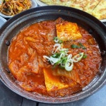 늦게까지 하는 김치찌개 전문점 20240918 신사동 양푼이집 압구정역... 오징어볶음 제육볶음 계란말이 스팸구이 주옥같은 메뉴들이 있구요 간단히... 