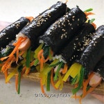 _ 소세지를 넣은 마약김밥이에요. 아이들은 아무래도 소시지를 좀... 어제 저녁에 이어서 아침까지 김밥을 싸주니까 그만좀 하라고...... 
