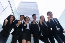 비지니스 팀이 건물 아래에서 권투를 들다