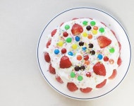 #다니랑놀자👧 .  케이크만들기 🍰 . 👉 재료 케이크시트. 생크림. 딸기. 엠엔엠초코. 스프링클 . 생크림을 휘핑해 시트에 발라주고 (스푼으로... 