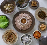 걸렸으니까 수육에 막걸리 한 잔ㅋㅋ 우도땅콩한의원과 지평한의원 뽀얀 보약 준비🤣 장수 한의원 보약이냐는 댓글 너무 웃겨요ㅋㅋㅋ... 