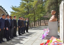중화인민공화국대사관 성원들 중국인민지원군렬사릉원에 화환 진정 | Fashion, Dresses, Academic dress