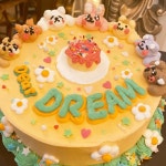 해피베어데이 레터링케이크 • 디저트카페 on Instagram: #nctdream 데뷔 4주년을 축하합니다🎉🎉 케이크 위 옹기종기 둘러앉은... 