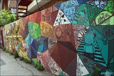 홍익대 미대생들이 스스로 조성한 벽화거리 | 정문, 입구