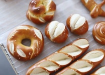 603 curtidas, 12 comentários - 오후의빵집 AFTERNOON BREAD 공식 (@afternoonbread) no Instagram: “예쁘당~ 라우겐 프레첼~ 여러가지 모양으로... 