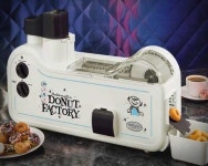 반죽을 넣으면 알아서 도넛을 만드는 기계. 독특한 걸 좋아하는 그녀에게 좋을듯!! | Mini donut factory, Donut maker, Mini donuts