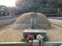 창빈 안씨 묘역 / 서울특별시 유형문화재 제54호  이 묘역이... 신도비도 그렇고 묘도 뭐 특별하지 않다.  역시 이 후궁의 후손들 덕인가? #… | 조각
