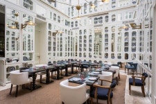 머물다 가는 게 아닌 경험을 잇는 공간으로의 호텔 in 2024 | Restaurant bar, Hotel, Street view