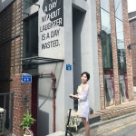 - 상수역 쪽에서 오는 방향에서는 푸시베리 창문 간판이 보이고 (사진3) -당인리길 쪽에서 오면 찰리채플린이 그려진 건물(건물주분 취향...... 