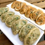 있는 만두들🥟🧡 두 번째 방문만에 겨우... 벤치에서 만두 노상 깜ㅋㅋㅋㅋㅠ 직원분들은... 있는 만두들🥟🧡 두 번째 방문만에 겨우... 