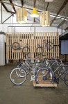 Bike shop에 관한 41개의 최상의 Pinterest 이미지 | 인테리어 디자인, Pallet ideas 및 진열창 Bike shop